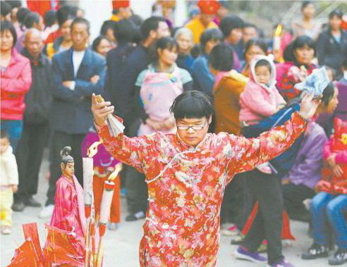 11月25日,一位男扮女裝民間法師藝人在民俗活動中表演祭神舞蹈。在傳承青黃不接的現狀下,少數年輕人繼承了此項民俗文化。