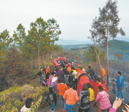 雞公獅、人龍跟隨在背帶龍后面,游過各個山頭,走回祠堂。