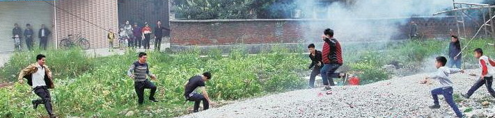 花炮爆炸后將鐵圈沖上天空,搶花炮的人群向鐵環(huán)飛出的方向奔去,尋找和搶奪鐵環(huán)。