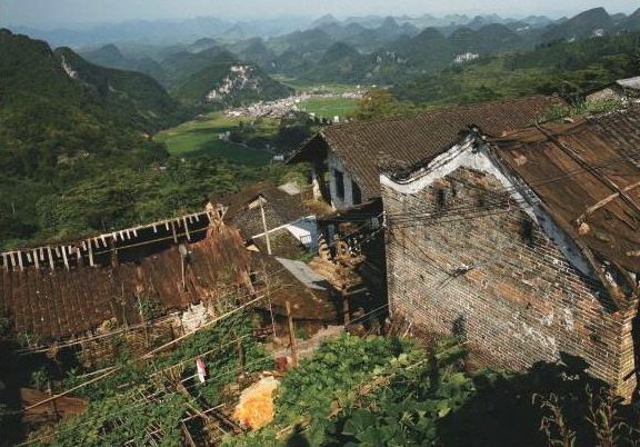 油嶺瑤寨許多傳統(tǒng)建筑已無人居住。不遠的山下就是移民新村。