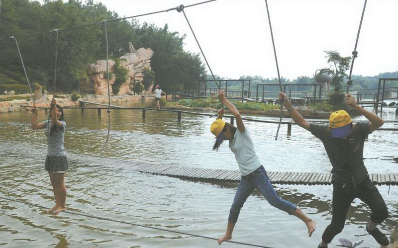 牛魚(yú)嘴風(fēng)景區(qū)的秋千橋