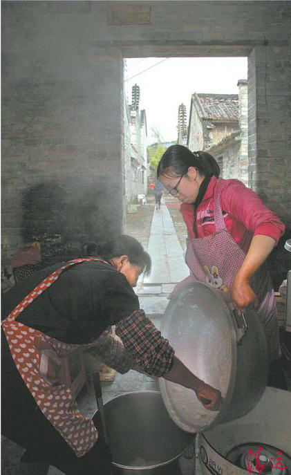 后勤人員緊張地準(zhǔn)備午飯。