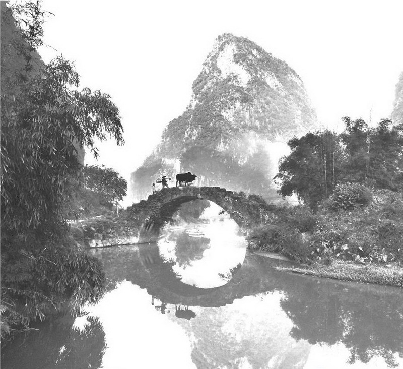 英西峰林永豐橋,橋因旁邊的永豐寺而得名。古石橋已無年月和造建者可考,但這絲毫不妨礙它從容而清伶地安立這鄉(xiāng)間天地。石橋獨自架于峰巒盛開的曠野溪流之上,則打破了慣性的審美定勢,顯出其清麗之美。從橋上牽牛而過的人叫阿六,身高不到一米五。