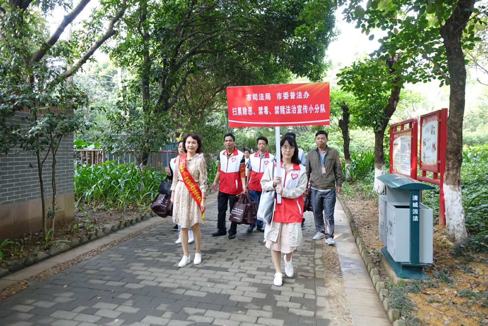 3月5日，市司法局、市委普法辦在清城區(qū)鳳城街道鳳桂園社區(qū)開展掃黑除惡、禁毒、禁賭法治宣傳活動(dòng)2.jpg