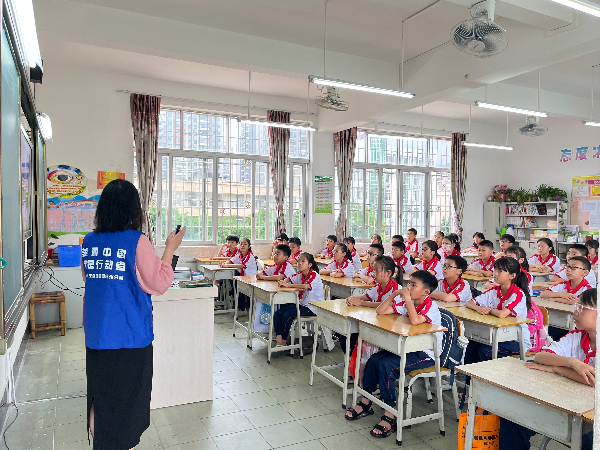 6月15日上午，連州分局工作人員到燕喜小學小學進行低碳日宣講活動 (2).jpg