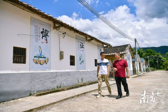 清遠(yuǎn)市退役軍人事務(wù)局派駐園山村第一書記錢峰與留坌村小組長(zhǎng)溝通推進(jìn)該村農(nóng)旅項(xiàng)目。 曾亮超 攝