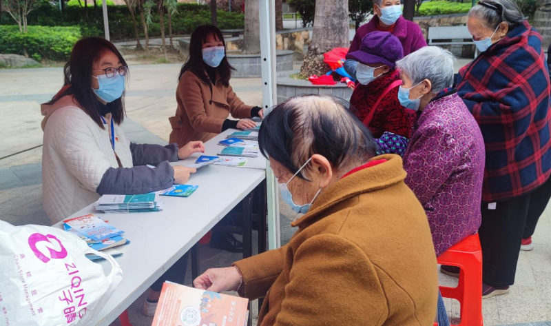 （圖為2022年12月6日，在清新區(qū)太和鎮(zhèn)建設(shè)社區(qū)駿豪城開展法治宣傳活動）.jpg