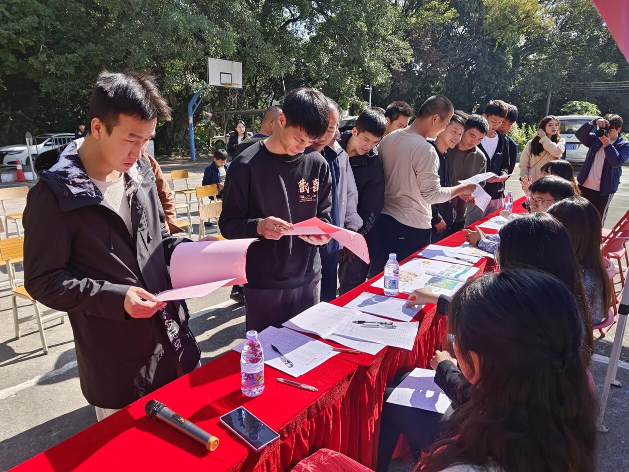 100”退役軍人叉車駕駛培訓(xùn)班暨職業(yè)技能叉車駕駛培訓(xùn)結(jié)業(yè)招聘會順利舉行(7)(1)_4