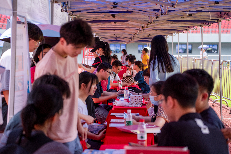 圖片一  20231021001-2023年5月27日，清遠市舉辦2023年廣東省粵北片區(qū)“穩(wěn)就業(yè)促發(fā)展”大型招聘活動，現(xiàn)場前來咨詢的求職者絡(luò)繹不絕。.jpg