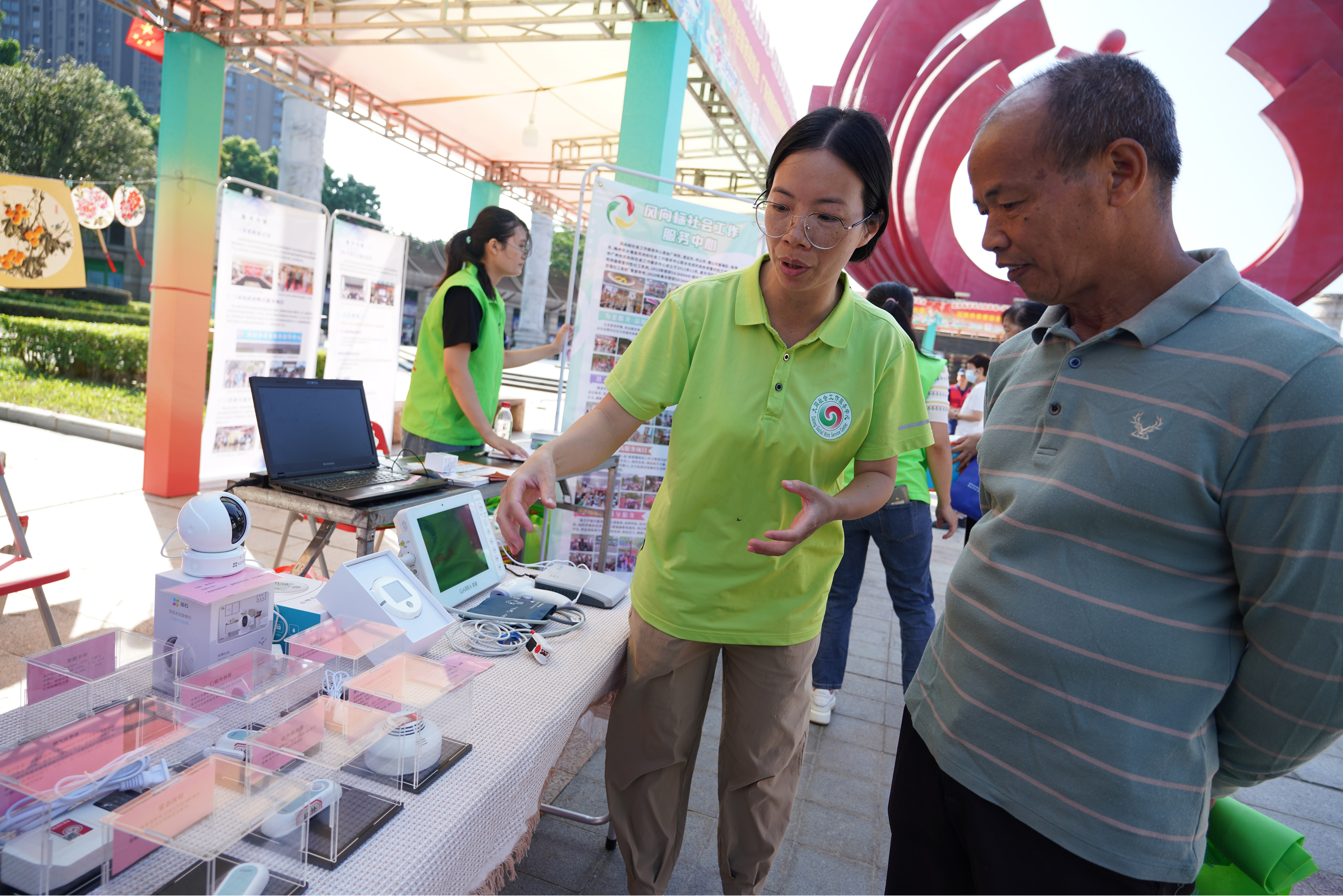 市民逛適老化產(chǎn)品展，了解涉老政策和體驗(yàn)養(yǎng)老服務(wù)。清遠(yuǎn)日?qǐng)?bào)記者 劉淑芳 攝 劉淑芳 攝 劉淑芳 攝